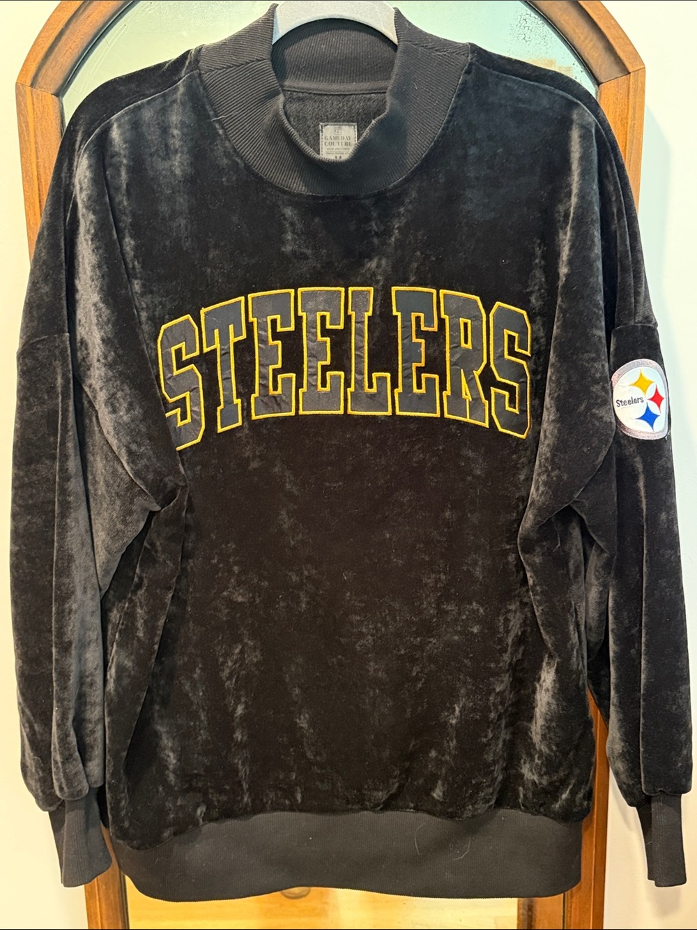 Gameday Couture Women’s Pittsburgh Steelers Black Velvet Crewneck Sweatshirt M